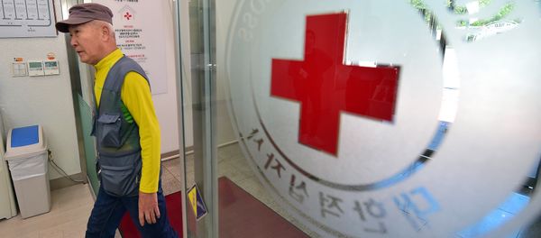 A South Korean elderly man who was separated from his families during the Korean War, visits the Red Cross office in Seoul on September 8, 2015 - Sputnik International