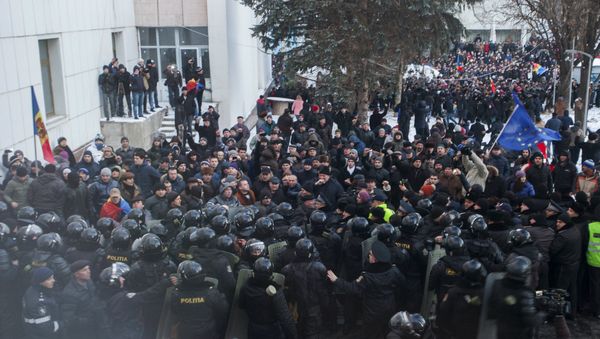 Protesters scuffle with riot police outside the Moldovan parliament after Democratic Party member of parliament Pavel Filip was elected as prime minister, in Chisinau, Moldova, January 20, 2016 Protesters scuffle with riot police outside the Moldovan parliament after Democratic Party member of parliament Pavel Filip was elected as prime minister, in Chisinau, Moldova, January 20, 2016 - Sputnik International