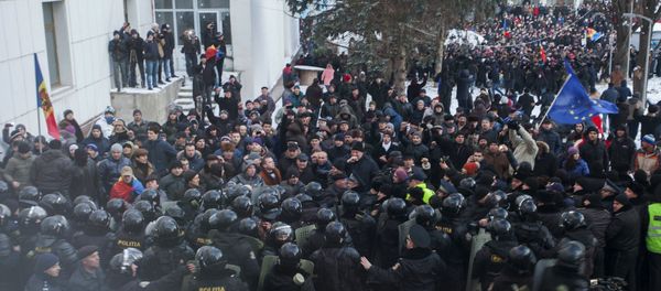 Protesters scuffle with riot police outside the Moldovan parliament after Democratic Party member of parliament Pavel Filip was elected as prime minister, in Chisinau, Moldova, January 20, 2016 - Sputnik International