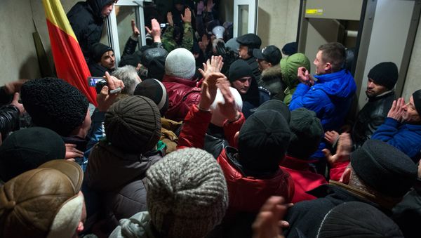 File Photo: Moldovan protesters force their way into the parliament building in Chisinau on January 20, 2016 - Sputnik International