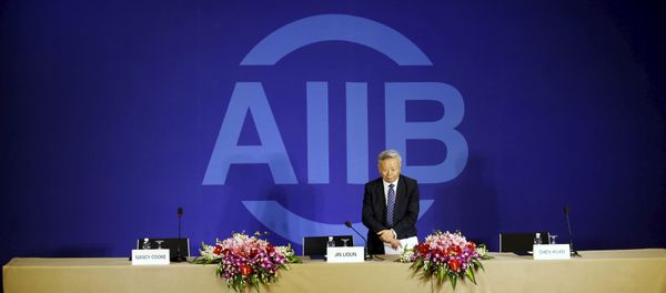 President of Asian Infrastructure Investment Bank (AIIB) Jin Liqun greets to journalists as he arrives at a news conference in Beijing January 17, 2016 - Sputnik International