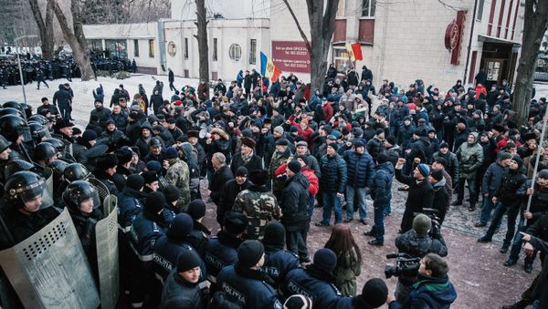 Protests outside Moldovan parliament building in Chisinau Protests outside Moldovan parliament building in Chisinau - Sputnik International