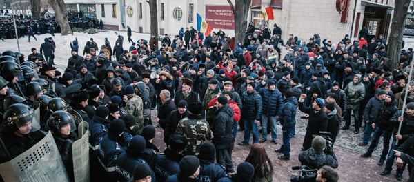 Protests outside Moldovan parliament building in Chisinau Protests outside Moldovan parliament building in Chisinau - Sputnik International
