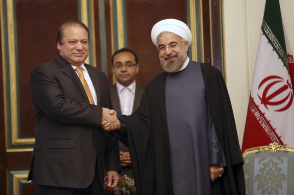 Iranian President Hassan Rouhani, right, shakes hands with Pakistani Prime Minister Nawaz Sharif at the start of their meeting in Tehran, Iran, (file photo) - Sputnik International