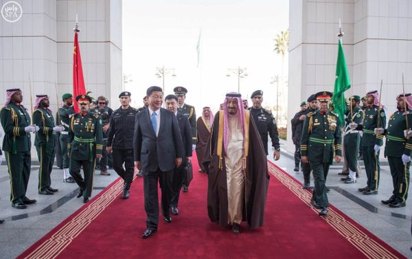 Saudi King Salman (centre R) and Chinese President Xi Jinping review the honour guard during a welcoming ceremony in Riyadh  - Sputnik International