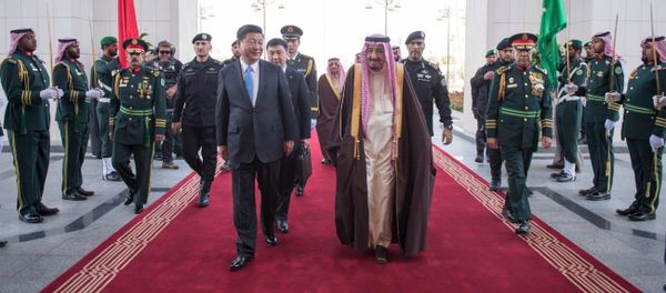 Saudi King Salman (centre R) and Chinese President Xi Jinping review the honour guard during a welcoming ceremony in Riyadh - Sputnik International