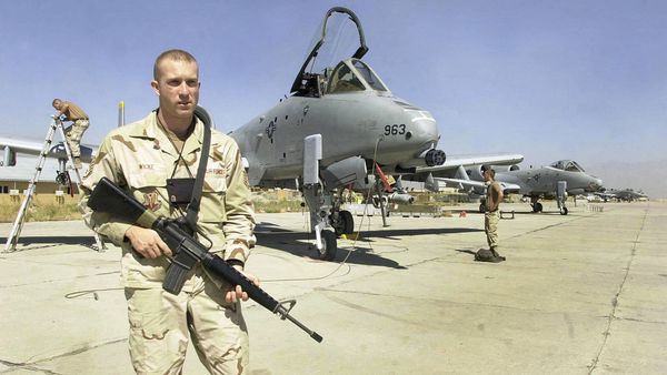 US troop stands guard in front of a line of jet fighter aircraft at the US-led coalition's Bagram Air Base north of Kabul (file photo) - Sputnik International