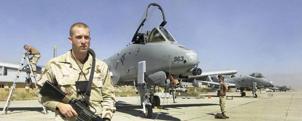 US troop stands guard in front of a line of jet fighter aircraft at the US-led coalition's Bagram Air Base north of Kabul (file photo) - Sputnik International