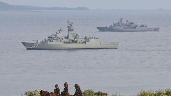 Backdropped by Turkish navy ships, mounted Turkish soldiers secure the area around the Helles Memorial in the Gallipoli peninsula - Sputnik International