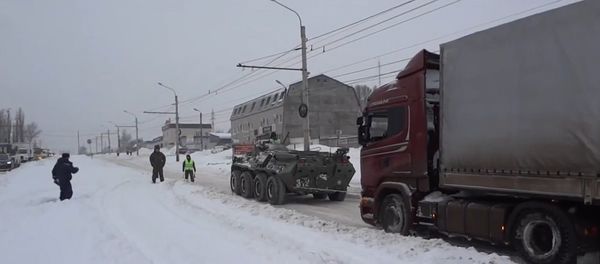 Russia: Russian Army BTR-80 APC rescues lorry trapped in snow - Sputnik International