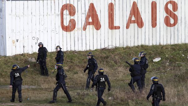 Police officers look for migrants attempting to access the Channel Tunnel in Calais, northern France, Thursday, Jan.21, 2016 Police officers look for migrants attempting to access the Channel Tunnel in Calais, northern France, Thursday, Jan.21, 2016 - Sputnik International