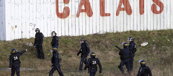 Police officers look for migrants attempting to access the Channel Tunnel in Calais, northern France, Thursday, Jan.21, 2016 Police officers look for migrants attempting to access the Channel Tunnel in Calais, northern France, Thursday, Jan.21, 2016 - Sputnik International