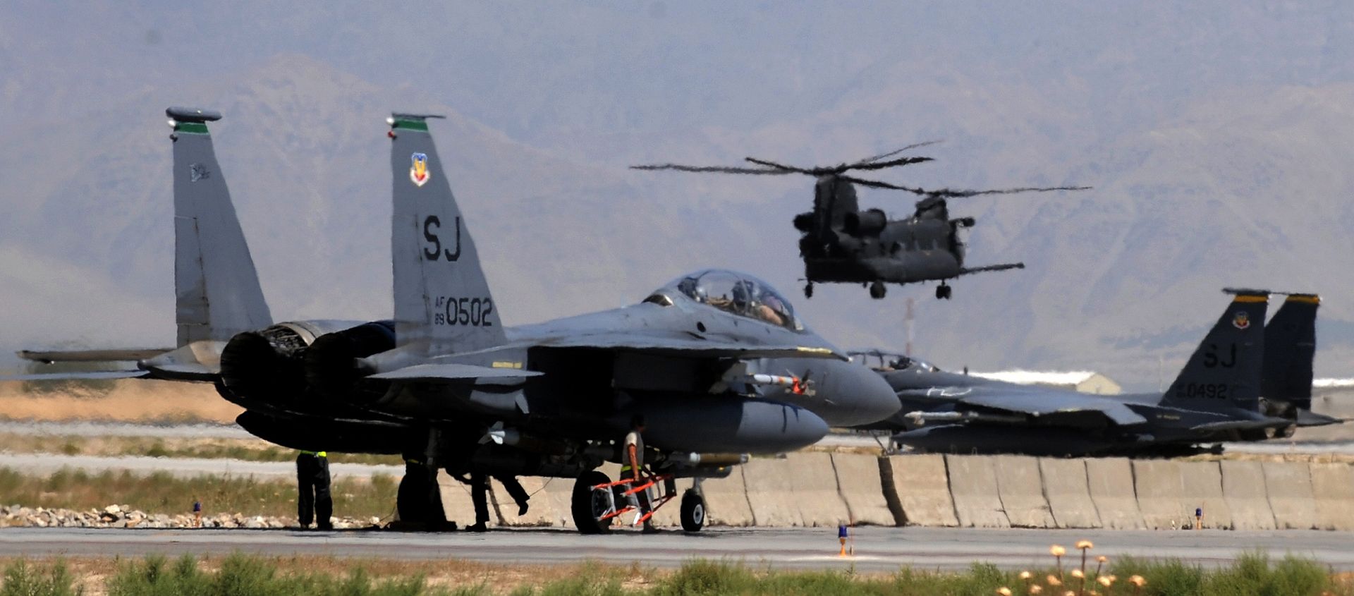 A US Airforce Chinook helicopter (C) prepares for take off as a F-15E fighter jet taxis at the Bagram Airbase in the Parwan province, some 50 kms north of Kabul (file photo) - Sputnik International, 1920