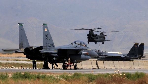 A US Airforce Chinook helicopter (C) prepares for take off as a F-15E fighter jet taxis at the Bagram Airbase in the Parwan province, some 50 kms north of Kabul (file photo) - Sputnik International