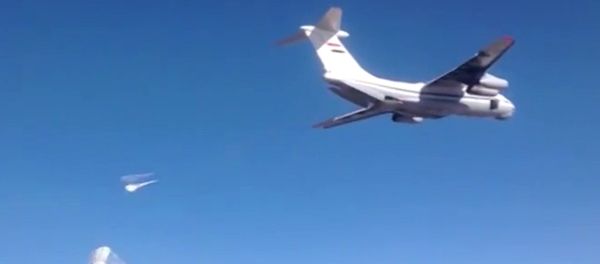 Syrian Air Force aircraft dropping humanitarian cargo on Russian parachute platforms in the area of Deir ez-Zor, Syria. Syrian Air Force aircraft dropping humanitarian cargo on Russian parachute platforms in the area of Deir ez-Zor, Syria. - Sputnik International