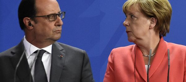 French President Francois Hollande (L) and German Chancellor Angela Merkel (R) address a press conference with the Ukrainian President following talks at the chancellery in Berlin on August 24, 2015. - Sputnik International