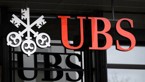 A picture taken on on January 12, 2016 shows the logo of the Swiss global financial services company UBS at the entrance of a branch's building in Zurich.  - Sputnik International