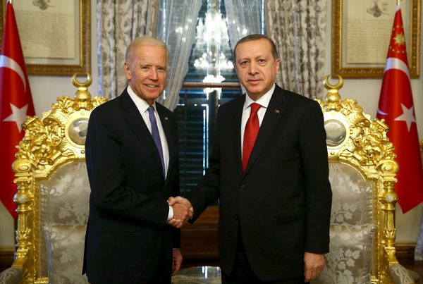 Turkish President Tayyip Erdogan (R) shakes hands with U.S. Vice President Joe Biden in Istanbul, Turkey January 23, 2016, in this handout photo provided by the Presidential Palace Turkish President Tayyip Erdogan (R) shakes hands with U.S. Vice President Joe Biden in Istanbul, Turkey January 23, 2016, in this handout photo provided by the Presidential Palace - Sputnik International