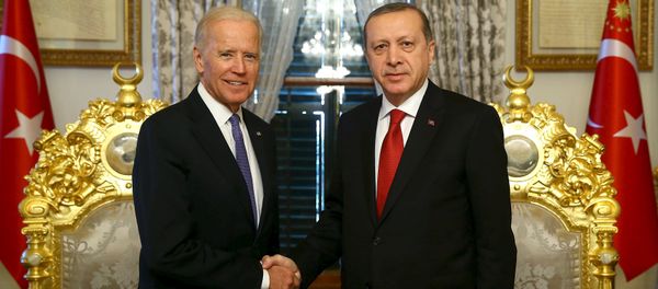 Turkish President Tayyip Erdogan (R) shakes hands with U.S. Vice President Joe Biden in Istanbul, Turkey January 23, 2016, in this handout photo provided by the Presidential Palace - Sputnik International