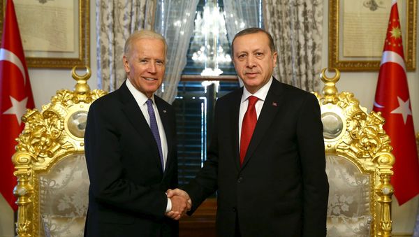 Turkish President Tayyip Erdogan (R) shakes hands with U.S. Vice President Joe Biden in Istanbul, Turkey January 23, 2016, in this handout photo provided by the Presidential Palace Turkish President Tayyip Erdogan (R) shakes hands with U.S. Vice President Joe Biden in Istanbul, Turkey January 23, 2016, in this handout photo provided by the Presidential Palace - Sputnik International