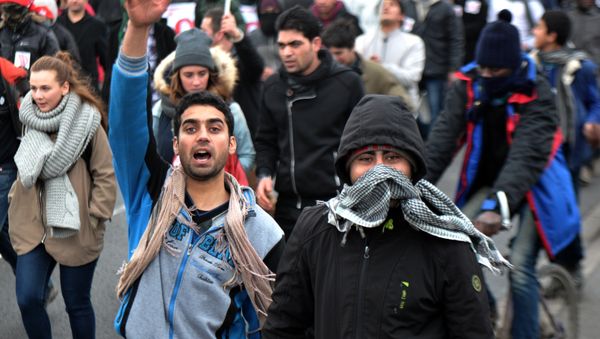 Migrants march on January 23, 2016 in the French port city of Calais, northern France, during a demonstration to support migrants who live in the 'jungle', an encampment made up of migrants who are mainly trying to reach Britain. - Sputnik International