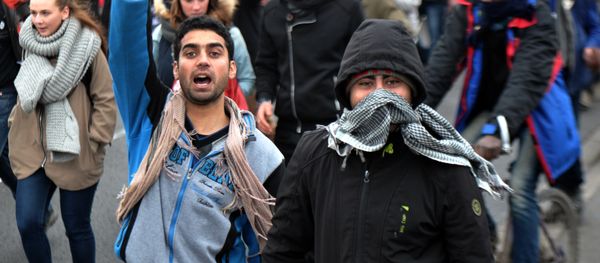 Migrants march on January 23, 2016 in the French port city of Calais, northern France, during a demonstration to support migrants who live in the 'jungle', an encampment made up of migrants who are mainly trying to reach Britain. - Sputnik International