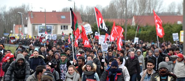 People take part in a demonstration to support migrants who live in a migrant camp on the edge of town, nicknamed the Jungle on January 23, 2016 in the French port city of Calais, northern France. People take part in a demonstration to support migrants who live in a migrant camp on the edge of town, nicknamed the Jungle on January 23, 2016 in the French port city of Calais, northern France. - Sputnik International