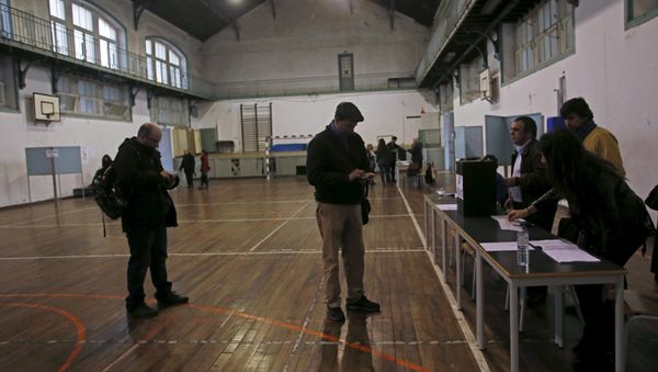 People wait to vote at a polling station during Portugal's presidential elections in Lisbon, Portugal - Sputnik International