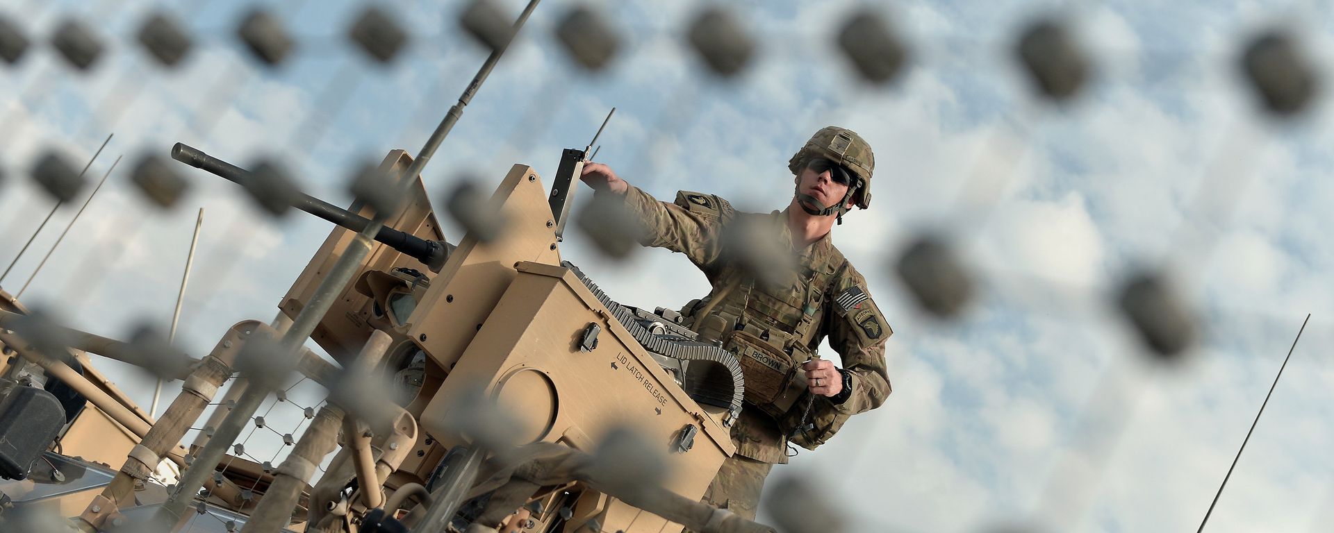 A US soldier of the second Platoon Bravo Company, 1-3271 Infantry of Combined Team Bastogne (Nangarhar), 1st Brigade Combat Team, 101st Airborne Division (Air Assault) loads a machine gun on a manned turret over a mine resistant all-terrain vehicle A US soldier of the second Platoon Bravo Company, 1-3271 Infantry of Combined Team Bastogne (Nangarhar), 1st Brigade Combat Team, 101st Airborne Division (Air Assault) loads a machine gun on a manned turret over a mine resistant all-terrain vehicle - Sputnik International, 1920, 23.10.2022