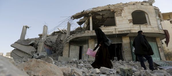 A woman walks past the house of court judge Yahya Rubaid after a Saudi-led air strike destroyed it, killing him, his wife and five other family members, in Yemen's capital Sanaa January 25, 2016 - Sputnik International