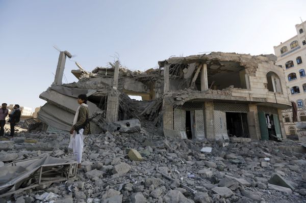 Houthi militant stands guard outside the house of court judge Yahya Rubaid after a Saudi-led air strike destroyed it, killing him, his wife and five other family members, in Yemen's capital Sanaa January 25, 2016. Houthi militant stands guard outside the house of court judge Yahya Rubaid after a Saudi-led air strike destroyed it, killing him, his wife and five other family members, in Yemen's capital Sanaa January 25, 2016. - Sputnik International