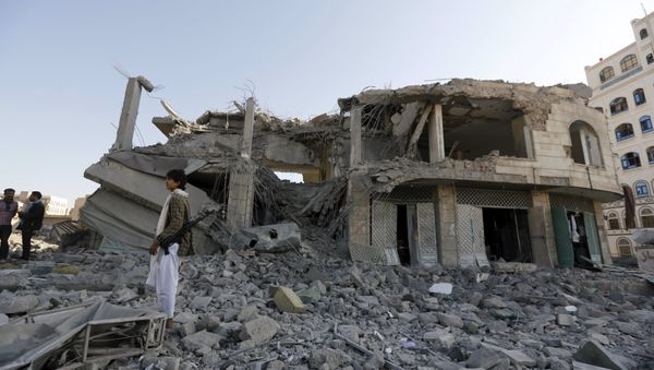 Houthi militant stands guard outside the house of court judge Yahya Rubaid after a Saudi-led air strike destroyed it, killing him, his wife and five other family members, in Yemen's capital Sanaa January 25, 2016 Houthi militant stands guard outside the house of court judge Yahya Rubaid after a Saudi-led air strike destroyed it, killing him, his wife and five other family members, in Yemen's capital Sanaa January 25, 2016 - Sputnik International