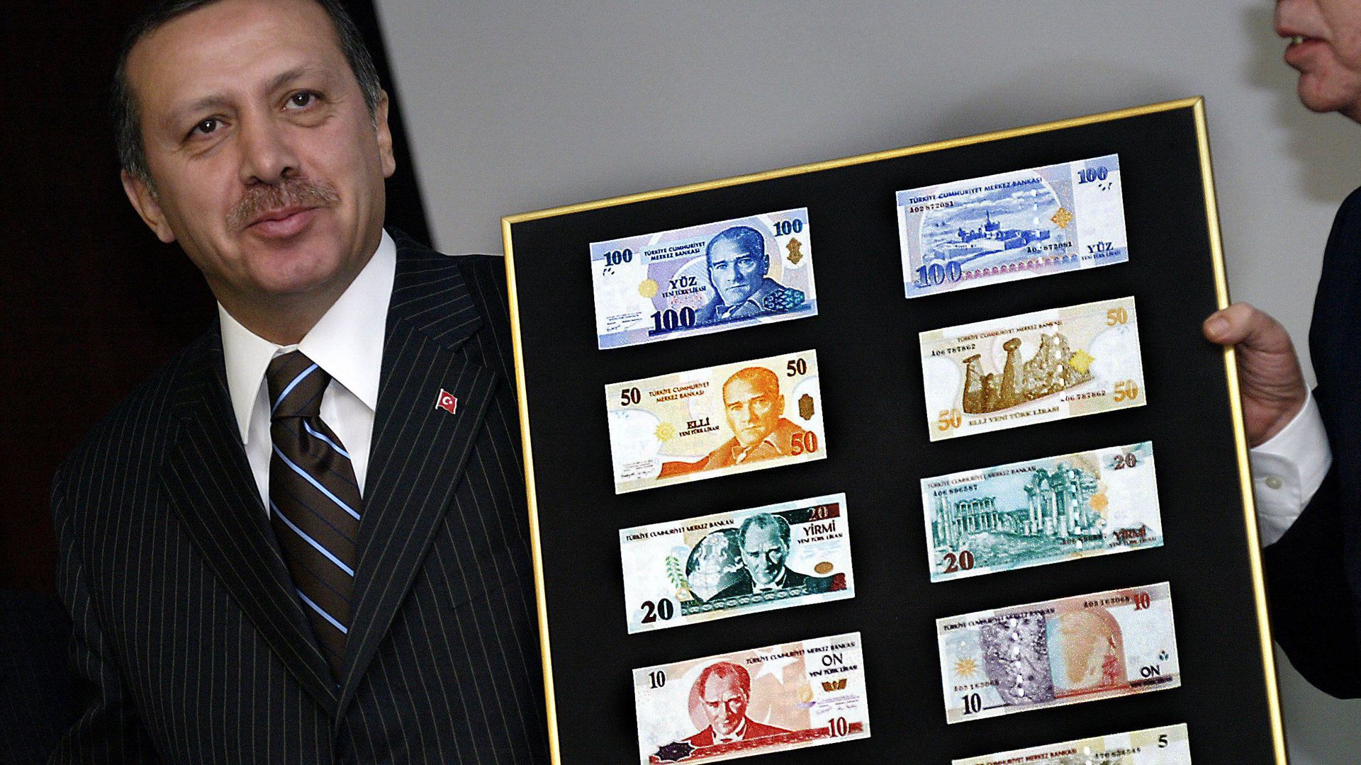 Turkish Prime Minister Recep Tayyip Erdogan holds a board featuring the new Turkish lira samples (File) Turkish Prime Minister Recep Tayyip Erdogan holds a board featuring the new Turkish lira samples (File) - Sputnik International, 1920, 31.12.2021
