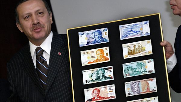 Turkish Prime Minister Recep Tayyip Erdogan holds a board featuring the new Turkish lira samples (File) - Sputnik International