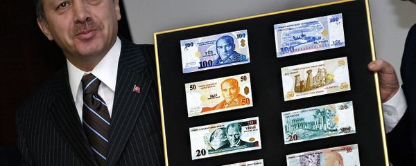 Turkish Prime Minister Recep Tayyip Erdogan holds a board featuring the new Turkish lira samples (File) - Sputnik International