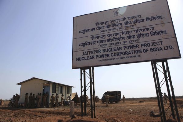 Indian police officers guard the site of the proposed Jaitapur Nuclear Power Project in Jaitapur in the western state of Maharashtra, India, Wednesday, April 20, 2011 - Sputnik International