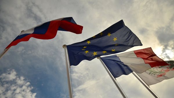 Flags of Russia, EU, France and coat of arms of Nice on the city's promenade - Sputnik International