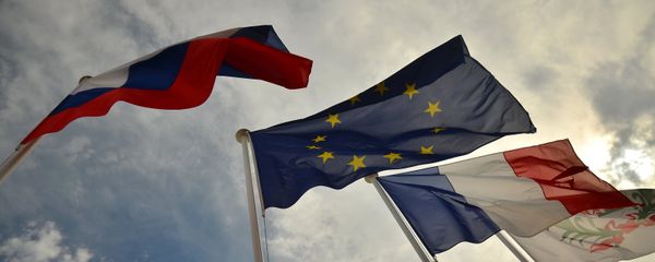 Flags of Russia, EU, France and coat of arms of Nice on the city's promenade Flags of Russia, EU, France and coat of arms of Nice on the city's promenade - Sputnik International