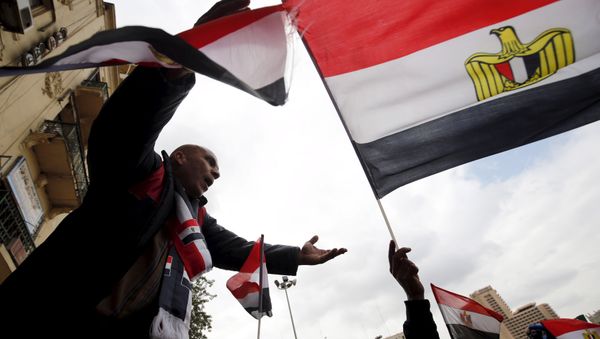 Pro-government protesters chant slogans while holding the national flag during the fifth anniversary of the uprising that ended 30-year reign of Hosni Mubarak in Cairo, Egypt, January 25, 2016 Pro-government protesters chant slogans while holding the national flag during the fifth anniversary of the uprising that ended 30-year reign of Hosni Mubarak in Cairo, Egypt, January 25, 2016 - Sputnik International