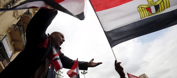Pro-government protesters chant slogans while holding the national flag during the fifth anniversary of the uprising that ended 30-year reign of Hosni Mubarak in Cairo, Egypt, January 25, 2016 - Sputnik International