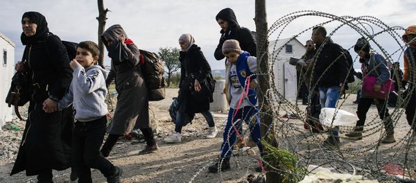 Migrants and refugees cross the Greek-Macedonian border near Gevgelija on November 15, 2015 Migrants and refugees cross the Greek-Macedonian border near Gevgelija on November 15, 2015 - Sputnik International