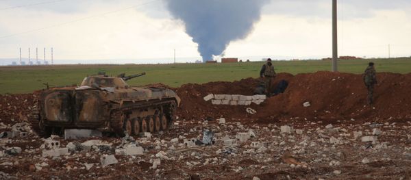 Syrian pro-government forces hold a position as smoke billows following an air strike on Daesh militants' position in the Hatabat al-Bab area, near town of Al-Bab in Aleppo's eastern countryside, on January 24, 2016 - Sputnik International
