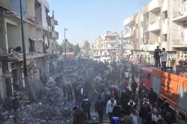 Syrian army soldiers, members of security services and civilians inspect the site of two bomb explosions in the Syrian city of Homs, Syria, in this handout picture provided by SANA on December 28, 2015 - Sputnik International