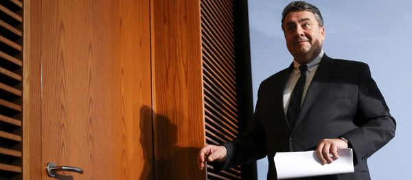German Economy Minister Sigmar Gabriel leaves after a news conference in Berlin, Germany, January 12, 2016 - Sputnik International