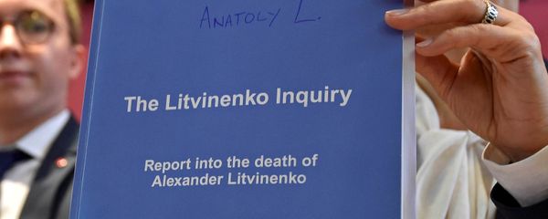 Marina Litvinenko, (R) widow of Alexander Litvinenko, poses with a copy of The Litvinenko Inquiry Report with her son Anatoly (L) during a news conference in London, Britain, January 21, 2016. Marina Litvinenko, (R) widow of Alexander Litvinenko, poses with a copy of The Litvinenko Inquiry Report with her son Anatoly (L) during a news conference in London, Britain, January 21, 2016. - Sputnik International