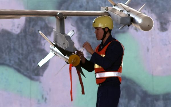A Taiwanese soldier loads an AIM-09 missile onto a US-made F-16 fighter the Chiayi air force base in southern Taiwan during a demonstration on January 25, 2016 - Sputnik International