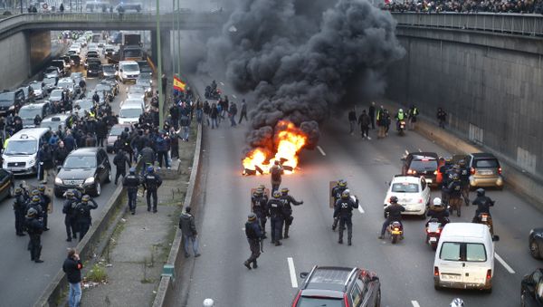 Anti-riot policemen arrive as taxi drivers block the traffic with a fire during a demonstration against the VTC (transport vehicle with chauffeur) on January 26, 2016 on the ringroad (peripherique) at porte Maillot in Paris Anti-riot policemen arrive as taxi drivers block the traffic with a fire during a demonstration against the VTC (transport vehicle with chauffeur) on January 26, 2016 on the ringroad (peripherique) at porte Maillot in Paris - Sputnik International