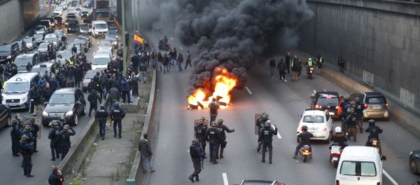 Anti-riot policemen arrive as taxi drivers block the traffic with a fire during a demonstration against the VTC (transport vehicle with chauffeur) on January 26, 2016 on the ringroad (peripherique) at porte Maillot in Paris Anti-riot policemen arrive as taxi drivers block the traffic with a fire during a demonstration against the VTC (transport vehicle with chauffeur) on January 26, 2016 on the ringroad (peripherique) at porte Maillot in Paris - Sputnik International