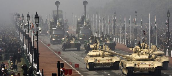 Indian Army's T-90 Bhishma tanks (front) are driving during the Republic Day parade in New Delhi, India, January 26, 2016 - Sputnik International