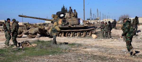 Syrian pro-government troops hold positions in the Syrian town of Ain al-Hanash near l-Bab in Aleppo's eastern countryside on January 26, 2015 as regime forces have recaptured the area from Islamist jihadists - Sputnik International